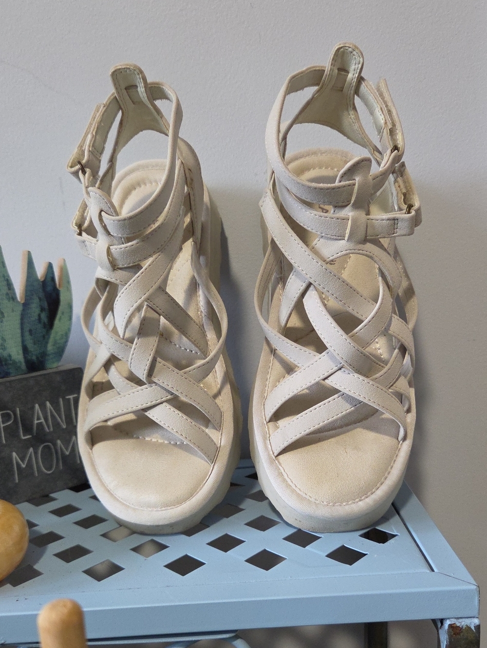 Bearpaw 6 Off White Strappy Sandals
